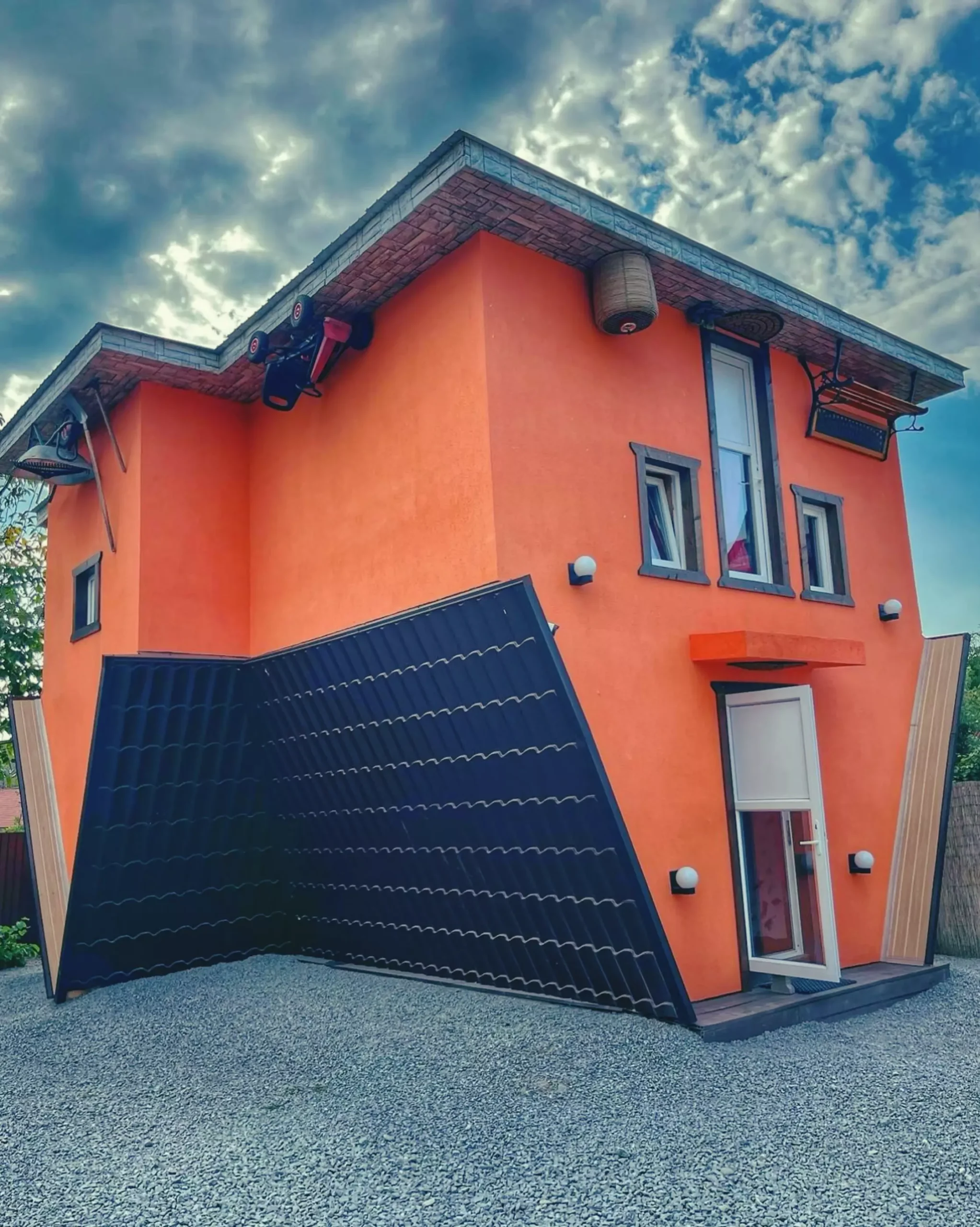 Căsuţa răsturnată din Praid